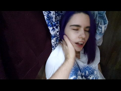❤️ Ketemu adhine ing lemari lan mbantu dheweke cum ❤ Video seks ing kita ❌️❤