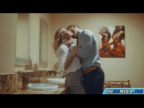 ❤️ Nalika pirang semok seduces sampeyan ing toilet umum ❤ Video seks ing kita ❌️❤